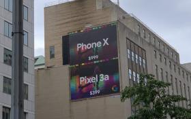 Dìm hàng Apple, Google treo biển quảng cáo so sánh iPhone X và Pixel 3a ngay cạnh Apple Store